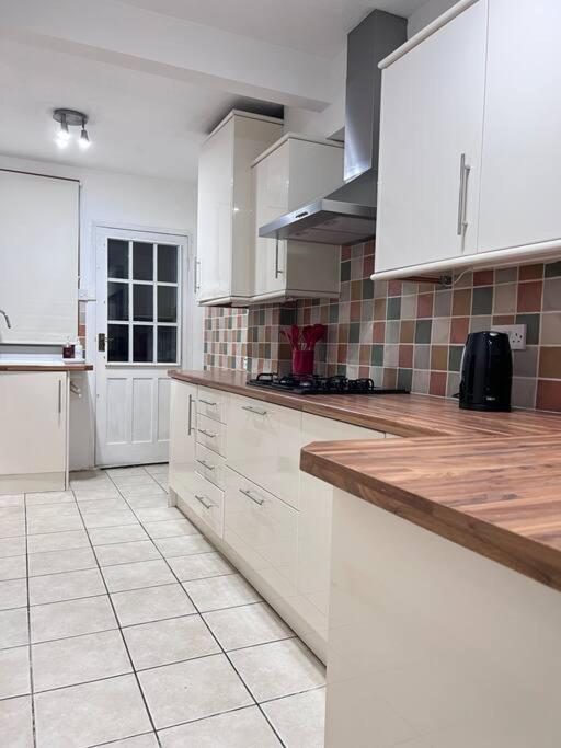 Spacious 3 Bed Flat - Beach Nearby - No Pets Southend-on-Sea Zewnętrze zdjęcie